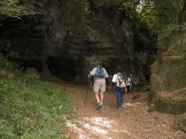 caverne sul sentiero
che passa a mezzacosta
sul lago di Albano
(16506 bytes)